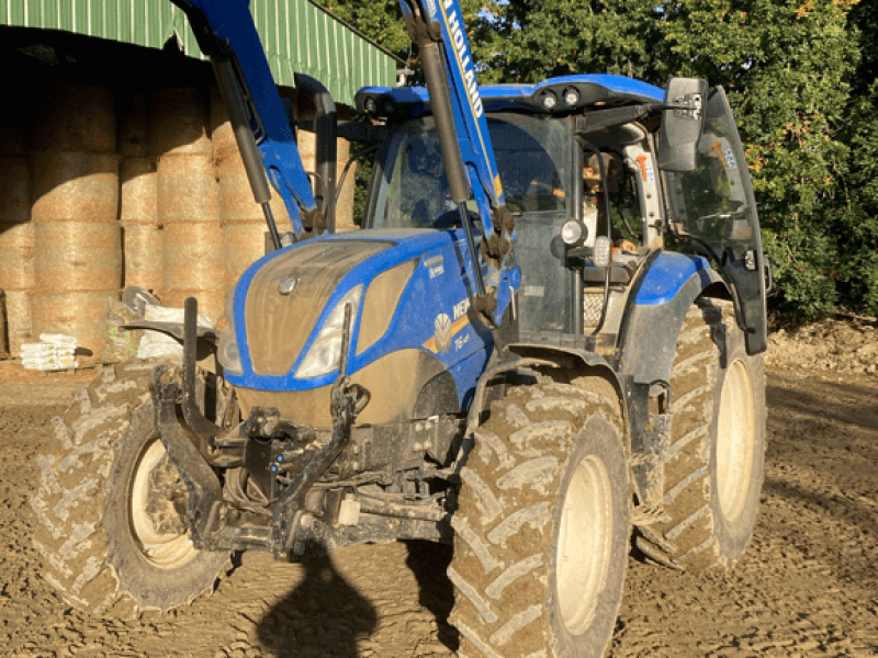 Traktor от тип New Holland T6.145 DYNAMIC COMMAND, Gebrauchtmaschine в CONDE SUR VIRE