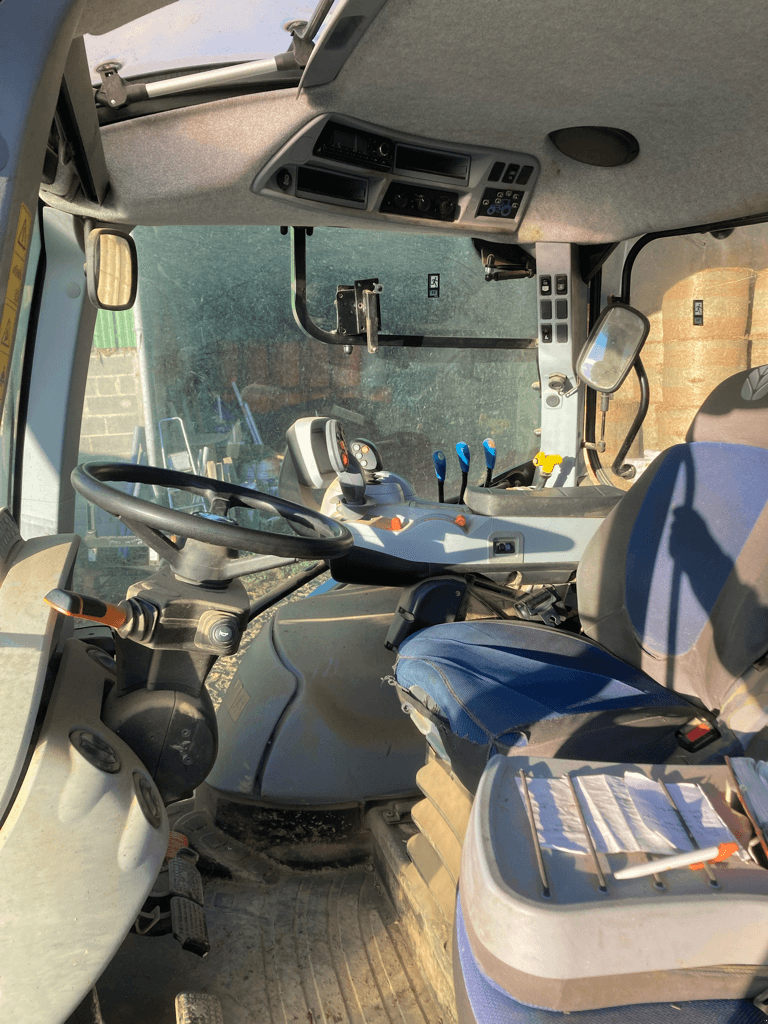 Traktor van het type New Holland T6.145 DYNAMIC COMMAND, Gebrauchtmaschine in CONDE SUR VIRE (Foto 4)