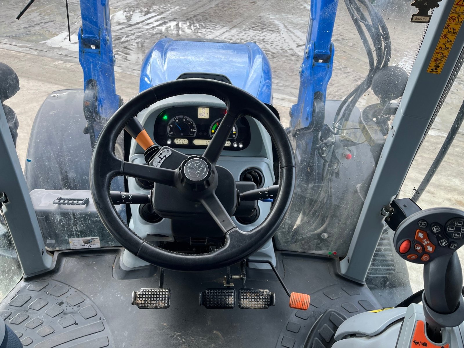 Traktor Türe ait New Holland T6.145 DYNAMIC COMMAND, Gebrauchtmaschine içinde NAINTRE (resim 8)