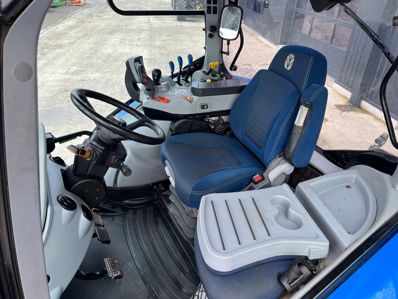 Traktor Türe ait New Holland T6.145 DYNAMIC COMMAND, Gebrauchtmaschine içinde NAINTRE (resim 7)
