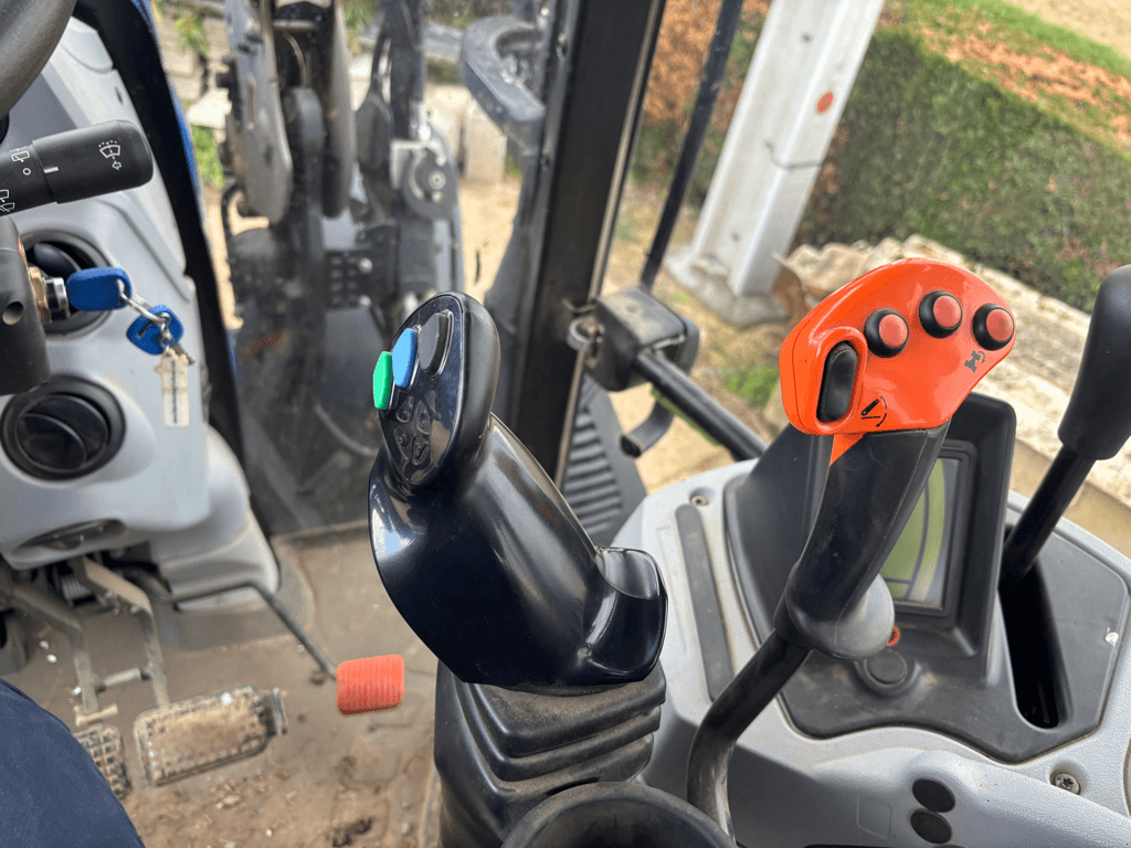 Traktor типа New Holland T6.145 ELECTRO COMMAND, Gebrauchtmaschine в TREMEUR (Фотография 7)