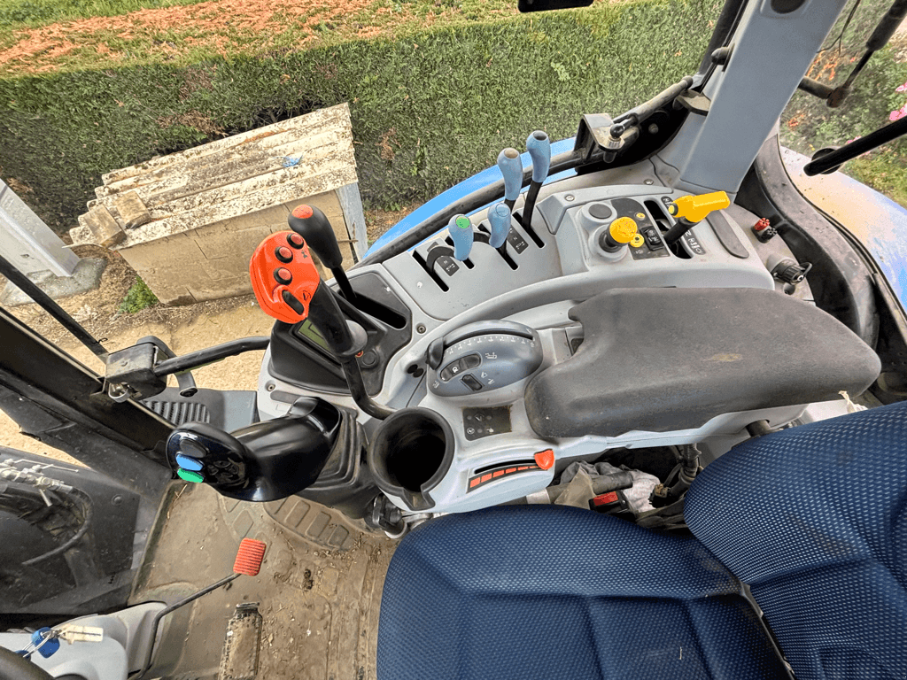 Traktor типа New Holland T6.145 ELECTRO COMMAND, Gebrauchtmaschine в TREMEUR (Фотография 5)