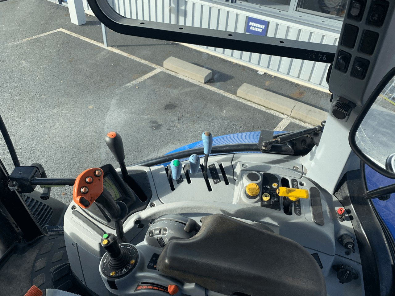 Traktor Türe ait New Holland T6.145 ELECTROCOMMAND T4B, Gebrauchtmaschine içinde TREMEUR (resim 8)