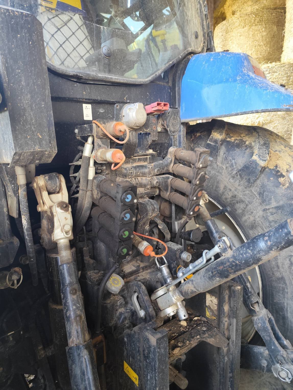 Traktor du type New Holland T6.145DC, Gebrauchtmaschine en Le Horps (Photo 8)