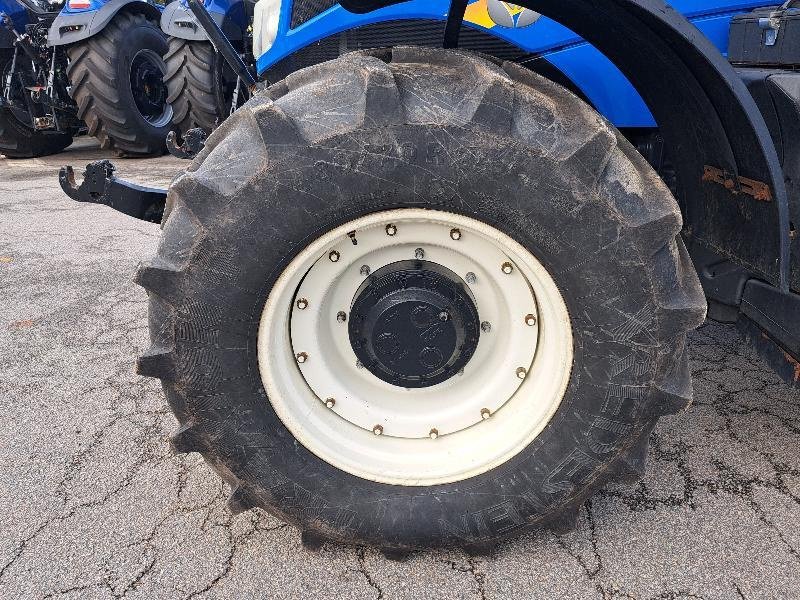 Traktor des Typs New Holland T6145DYC, Gebrauchtmaschine in PLUMELEC (Bild 10)