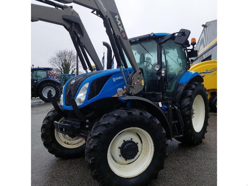 Traktor of the type New Holland T6145EC, Gebrauchtmaschine in PLUMELEC (Picture 1)