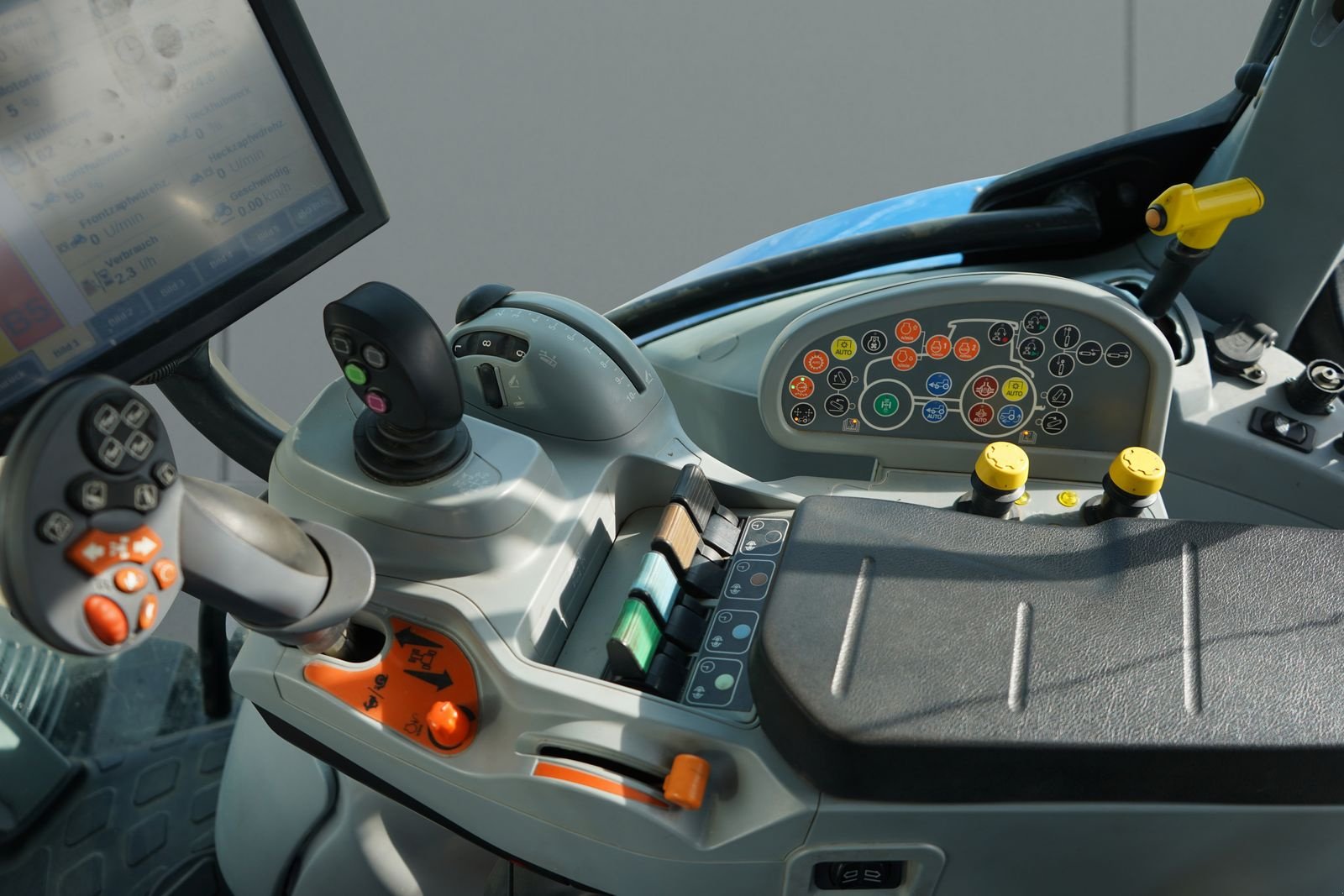 Traktor of the type New Holland T6.165 Dynamic Command SideWinder II, Gebrauchtmaschine in Steinfeld (Picture 21)