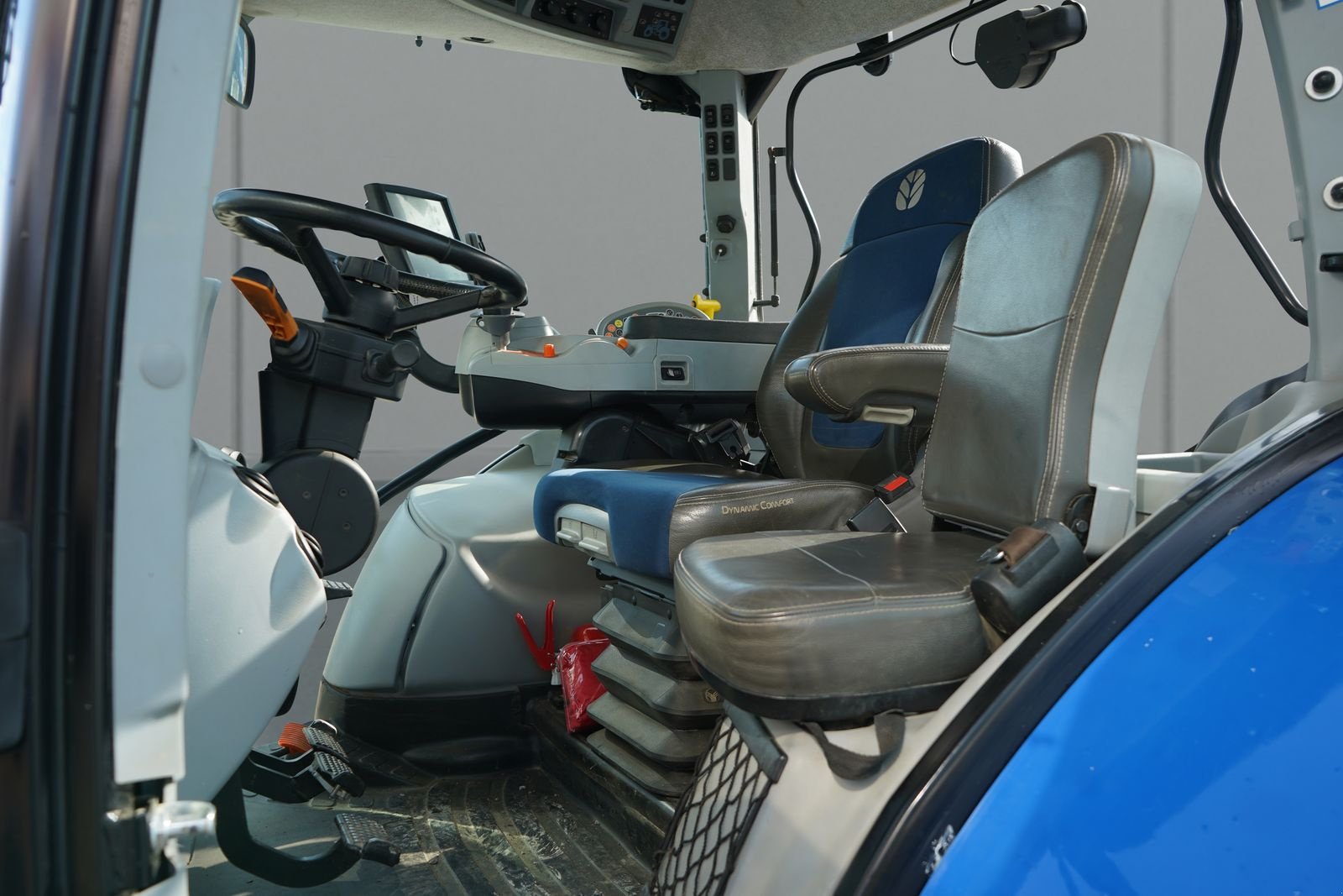 Traktor of the type New Holland T6.165 Dynamic Command SideWinder II, Gebrauchtmaschine in Steinfeld (Picture 15)