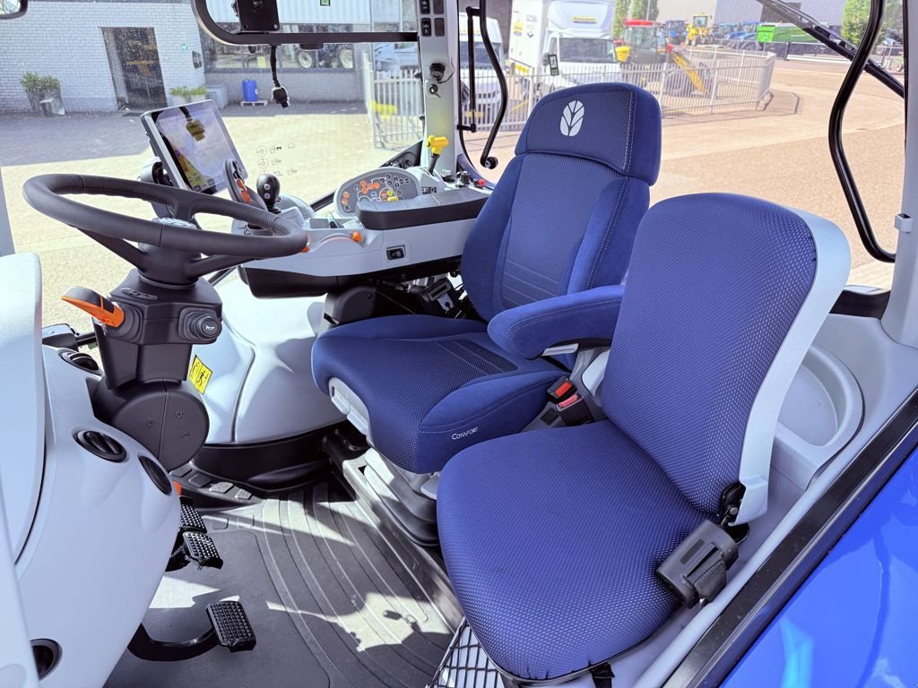 Traktor of the type New Holland T6.180 AC Fronthef,, Neumaschine in BOEKEL (Picture 4)