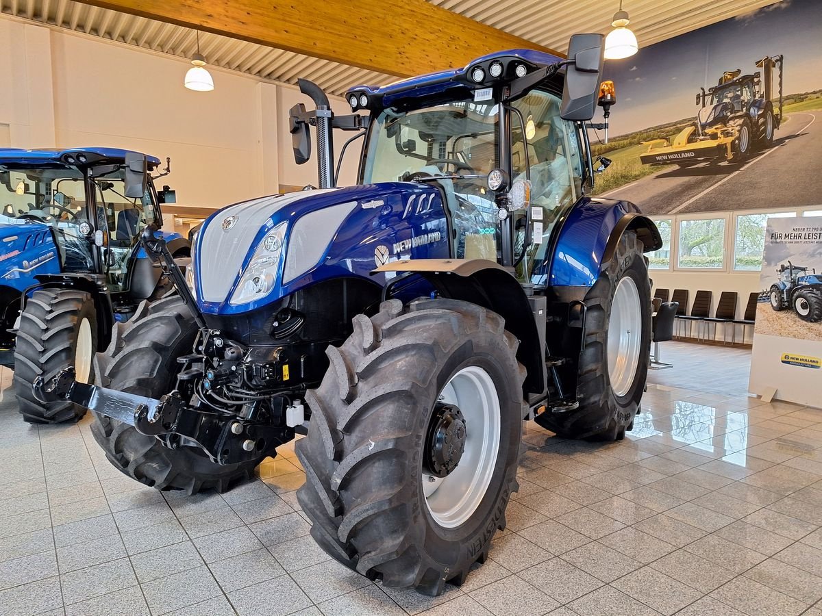 Traktor des Typs New Holland T6.180 Auto Command SideWinder II (Stage V), Neumaschine in Burgkirchen (Bild 1)