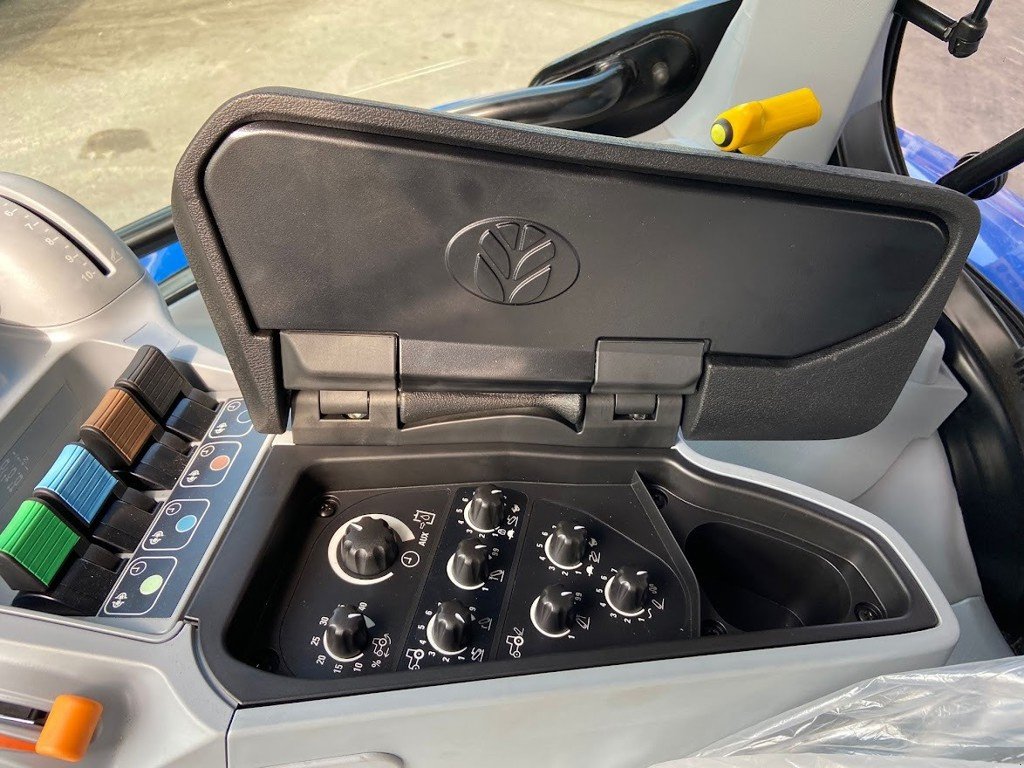 Traktor типа New Holland T6.180 DCT, Ausstellungsmaschine в Bertschikon (Фотография 4)