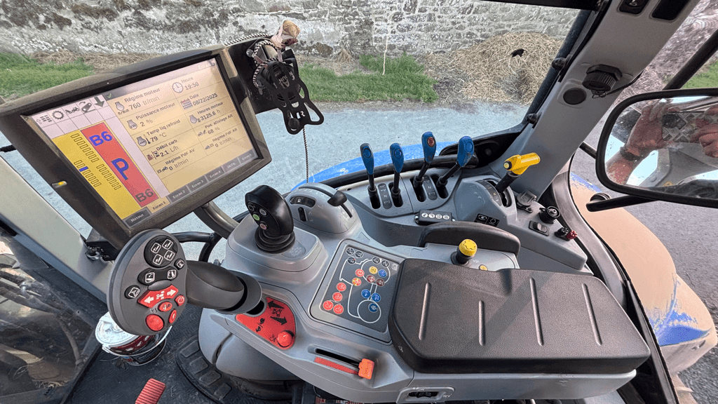 Traktor типа New Holland T6.180 DYNAMIC COMMAND, Gebrauchtmaschine в CONDE SUR VIRE (Фотография 3)
