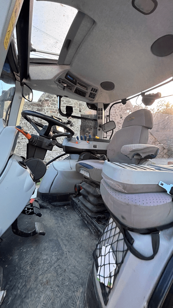 Traktor типа New Holland T6.180 DYNAMIC COMMAND, Gebrauchtmaschine в CONDE SUR VIRE (Фотография 4)