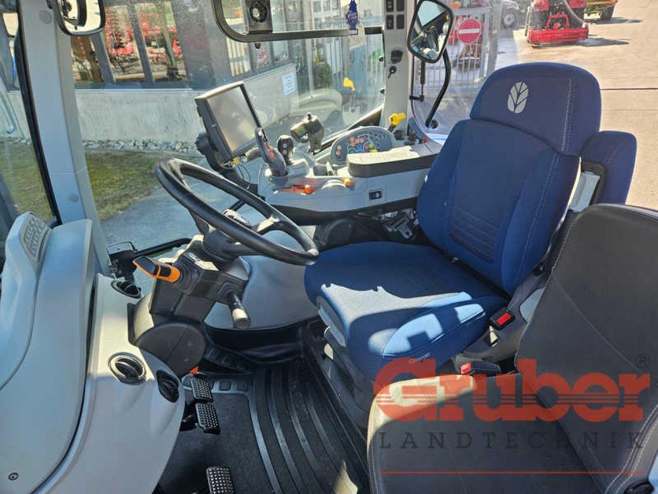 Traktor of the type New Holland T6.180AC, Gebrauchtmaschine in Ampfing (Picture 17)