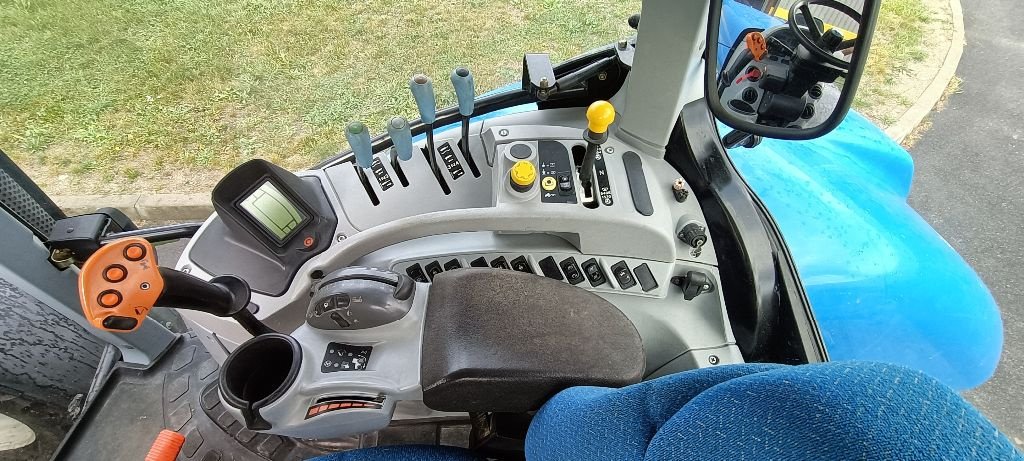 Traktor от тип New Holland T7 030, Gebrauchtmaschine в NEUVILLE AUX BOIS (Снимка 9)