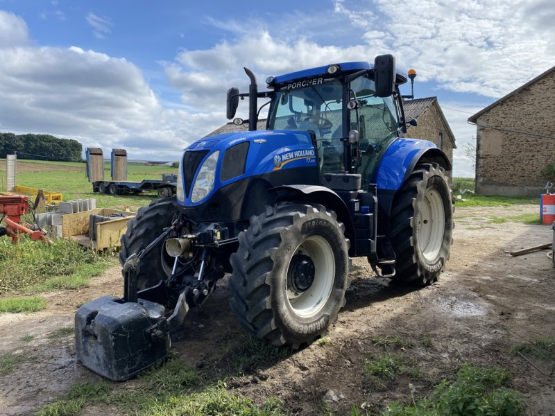 Traktor van het type New Holland T7 200 AUTOCOMMAND, Gebrauchtmaschine in PIERRE BUFFIERE (Foto 1)