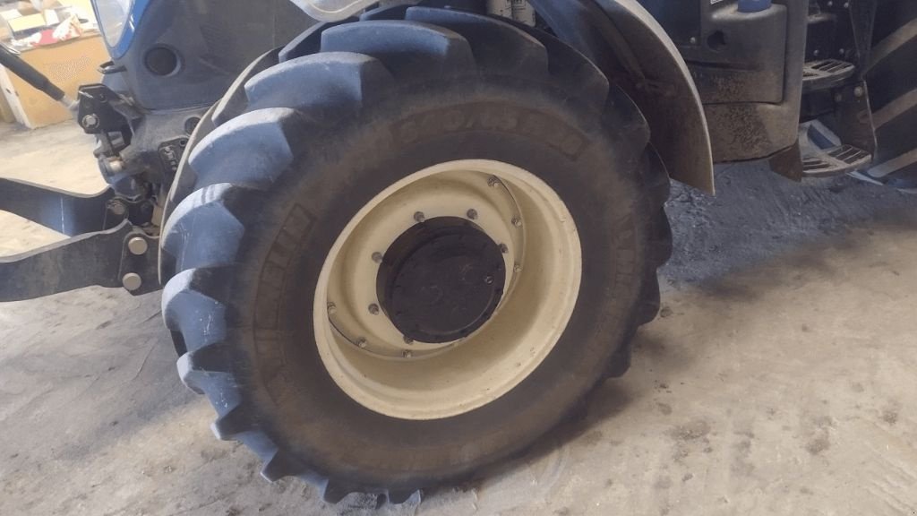 Traktor typu New Holland T7 200 POWER, Gebrauchtmaschine v ENNEZAT (Obrázek 2)