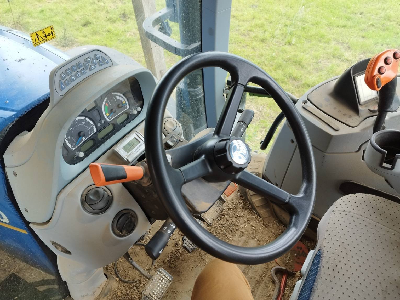 Traktor типа New Holland T7 215S, Gebrauchtmaschine в Montenay (Фотография 8)
