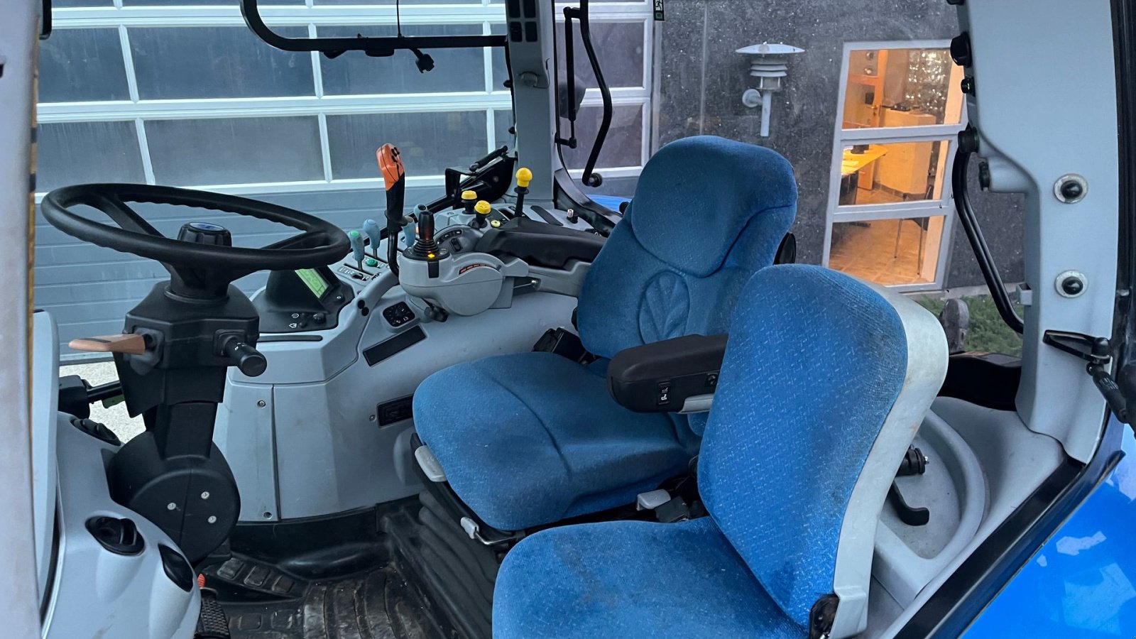 Traktor del tipo New Holland T7030 Med frontlift og frontPTO, Gebrauchtmaschine en Lintrup (Imagen 7)