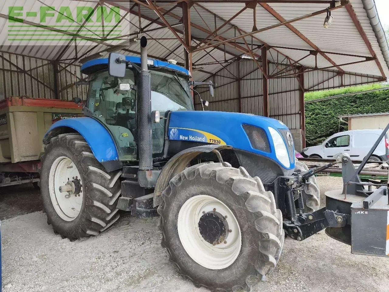 Traktor du type New Holland t7030, Gebrauchtmaschine en CHAUVONCOURT (Photo 2)