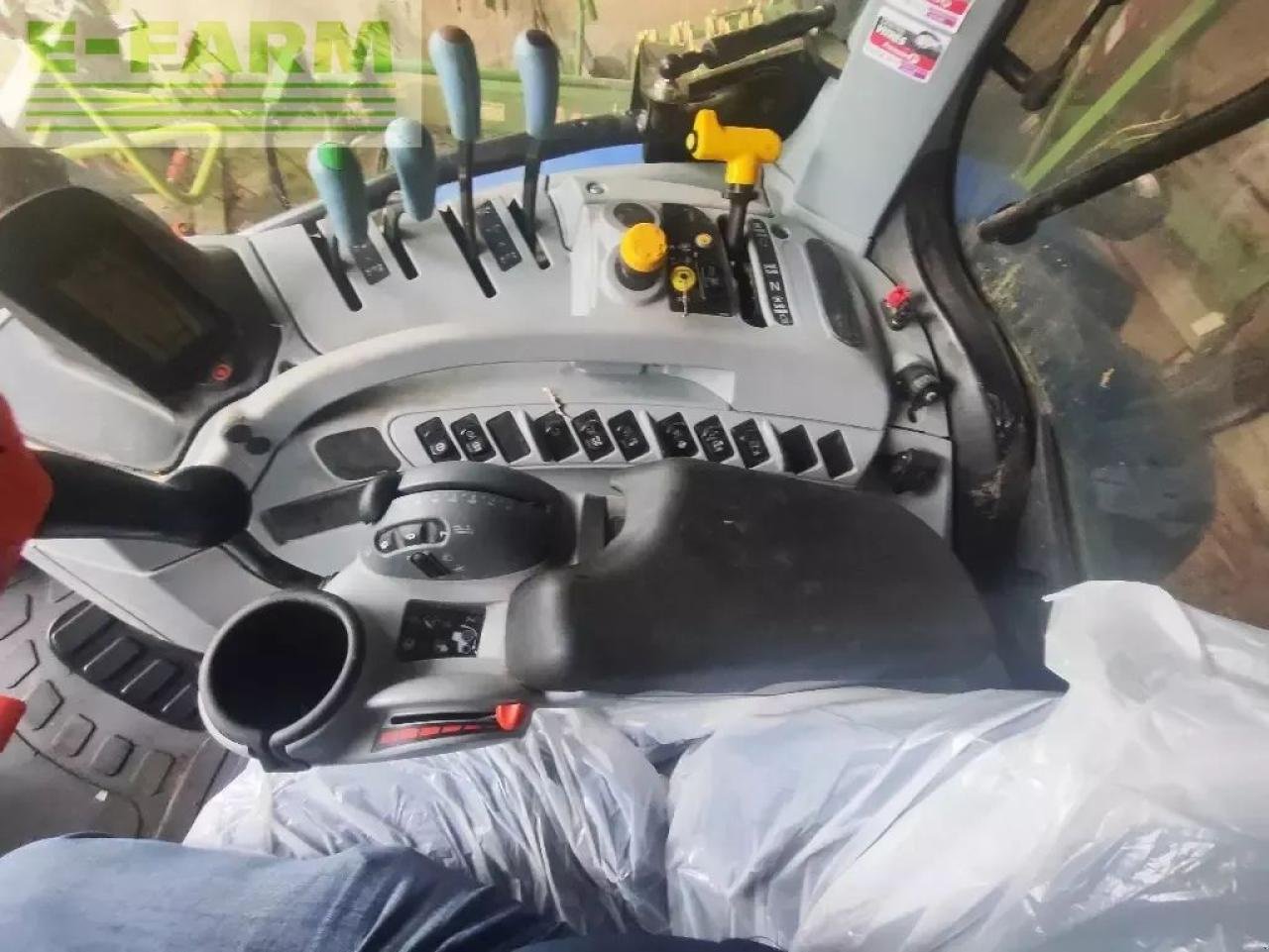 Traktor типа New Holland t7.210 classic, Gebrauchtmaschine в CHAUVONCOURT (Фотография 10)