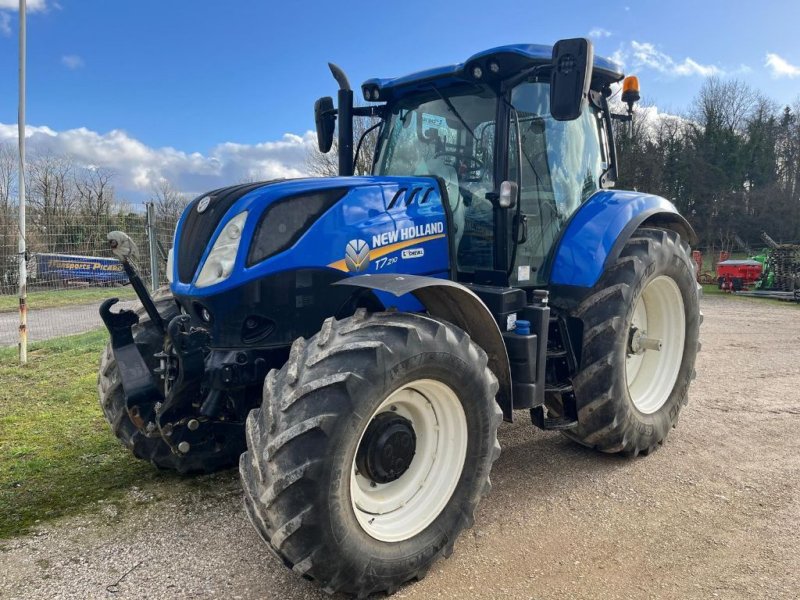 Traktor от тип New Holland T7.210 PC CLASSIC, Gebrauchtmaschine в Roches-sur-Marne (Снимка 1)