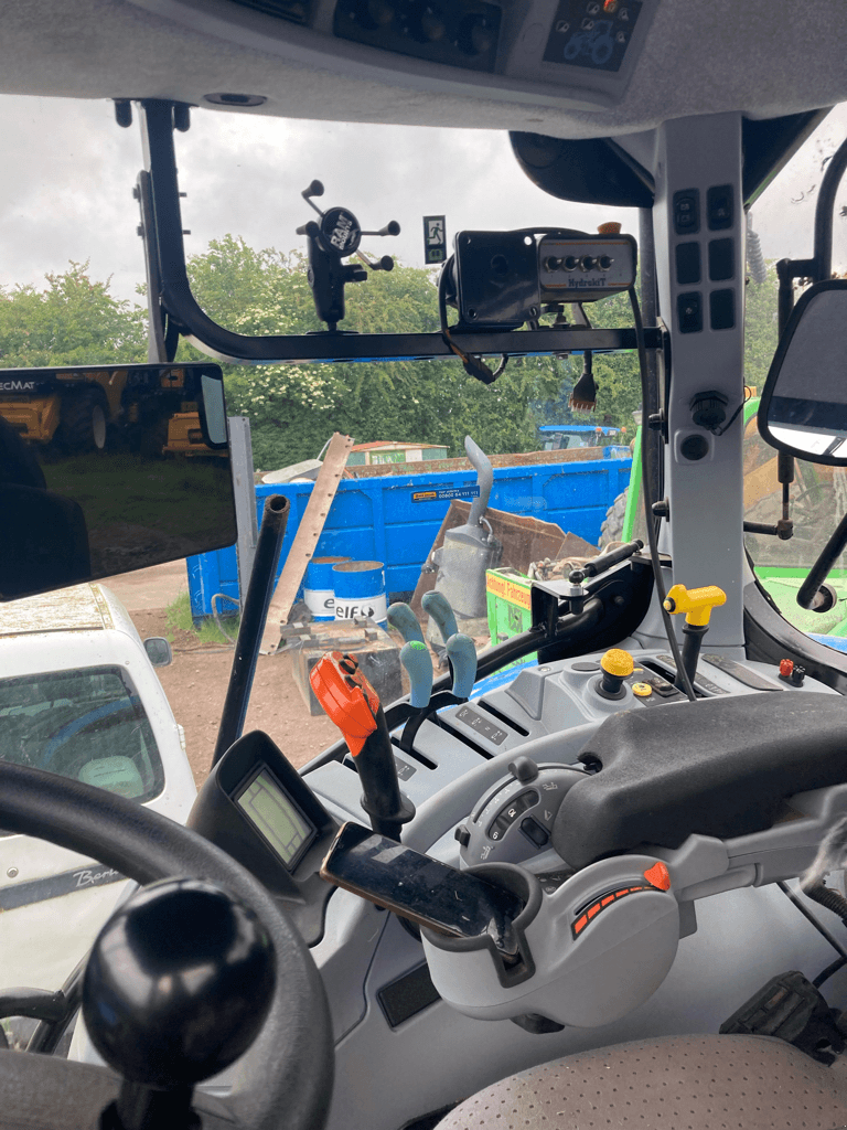 Traktor del tipo New Holland T7.215S PC S5, Gebrauchtmaschine In CINTHEAUX (Immagine 3)