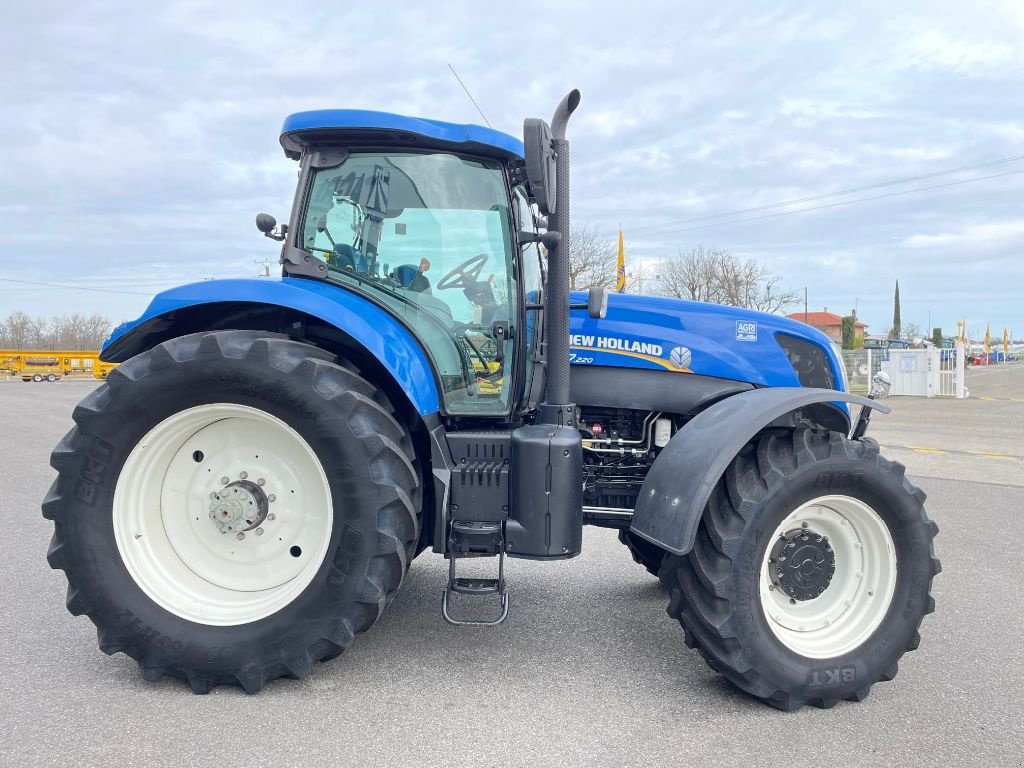 Traktor des Typs New Holland T7.220 PC, Gebrauchtmaschine in Montauban (Bild 5)