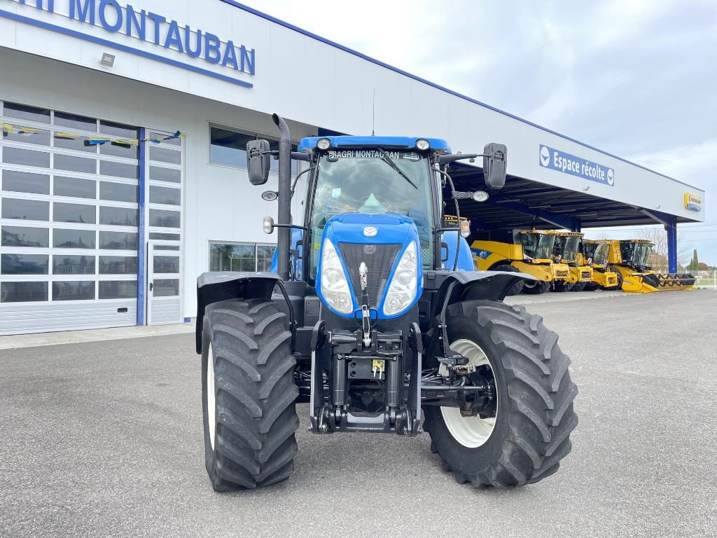 Traktor des Typs New Holland T7.220 PC, Gebrauchtmaschine in Montauban (Bild 2)