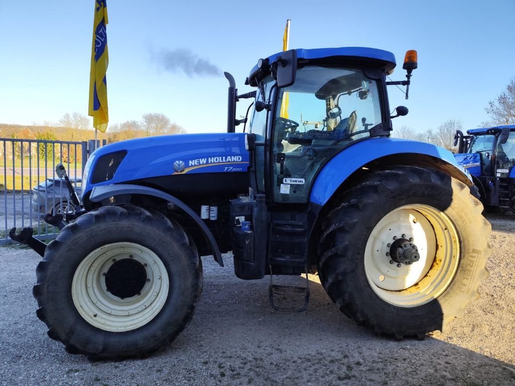 Traktor vrste New Holland T7.220 SW, Gebrauchtmaschine v Roches-sur-Marne (Slika 3)