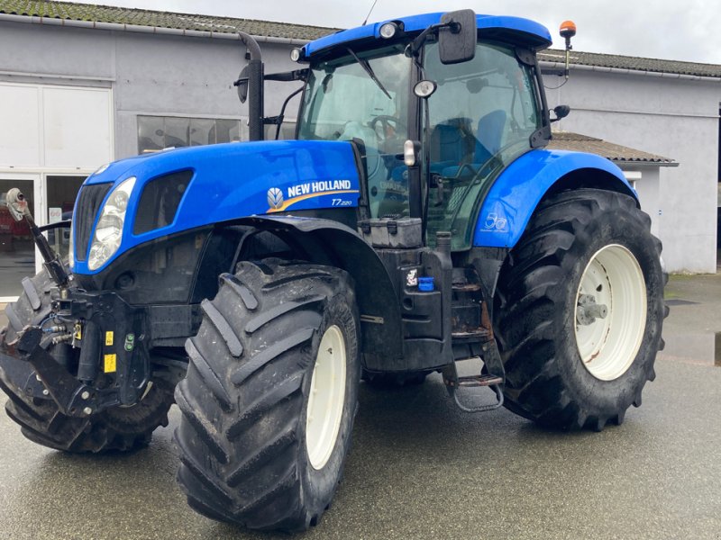 Traktor of the type New Holland T7.220, Gebrauchtmaschine in CORMENON (Picture 1)