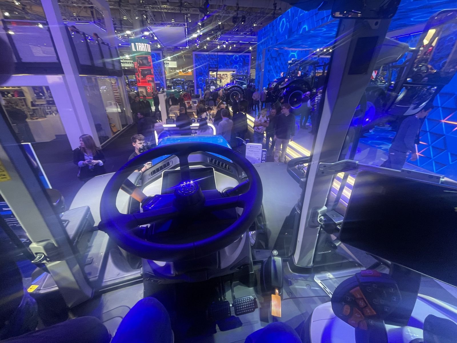 Traktor des Typs New Holland T7.225 AC NEW, Neumaschine in Burgkirchen (Bild 5)