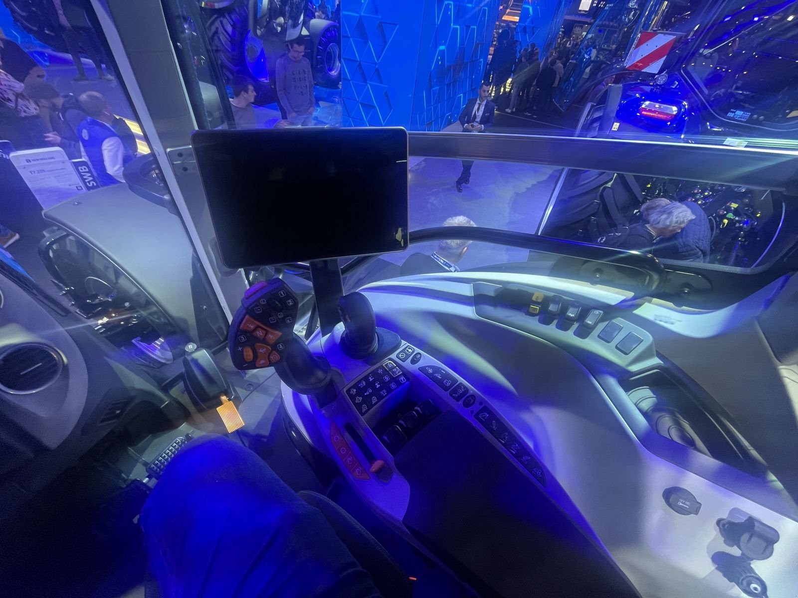 Traktor des Typs New Holland T7.225 AC NEW, Neumaschine in Burgkirchen (Bild 4)