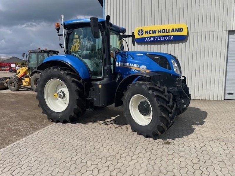 Traktor of the type New Holland T7.225 AUTO COMMAND, Gebrauchtmaschine in Rødding (Picture 1)