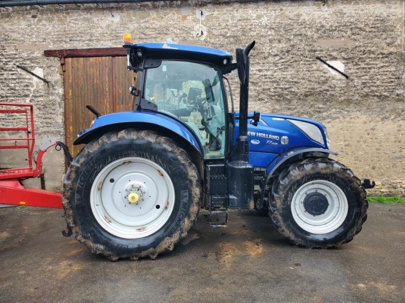 Traktor типа New Holland T7.225AC, Gebrauchtmaschine в BRAY en Val (Фотография 1)