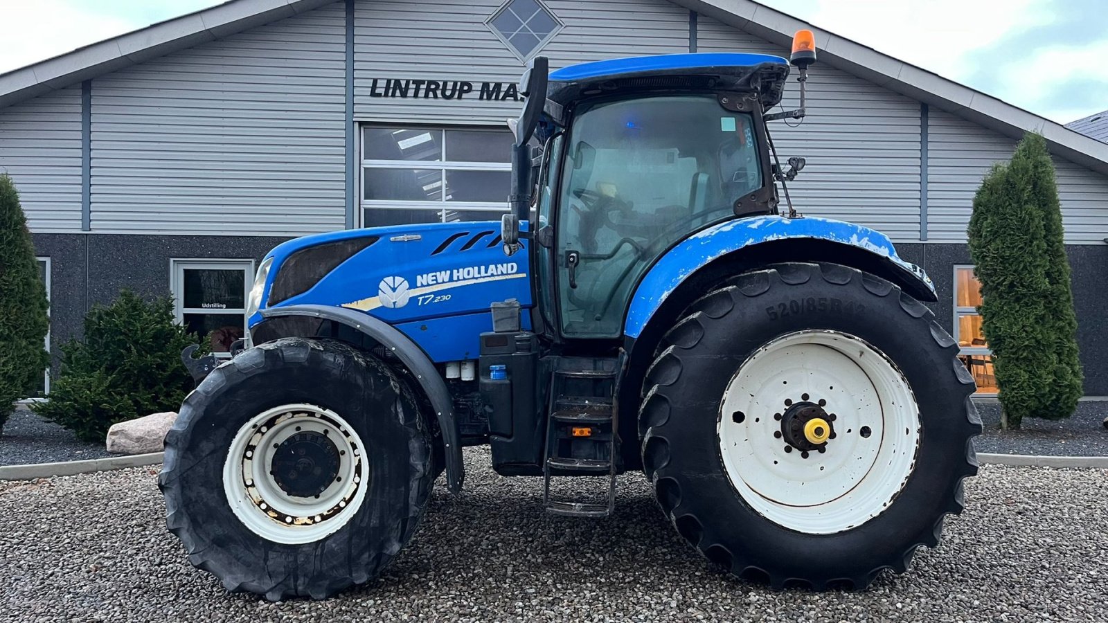 Traktor del tipo New Holland T7.230 Autocommand med frontlift og nye bagdæk er lige monteret på den., Gebrauchtmaschine In Lintrup (Immagine 1)