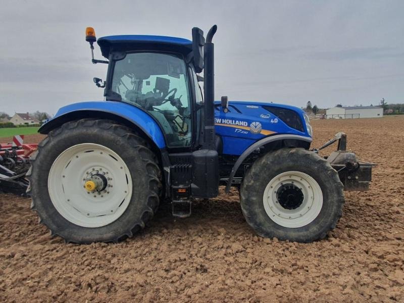 Traktor типа New Holland T7.230AC, Gebrauchtmaschine в BRAY en Val (Фотография 3)