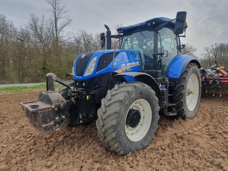 Traktor типа New Holland T7.230AC, Gebrauchtmaschine в BRAY en Val (Фотография 1)