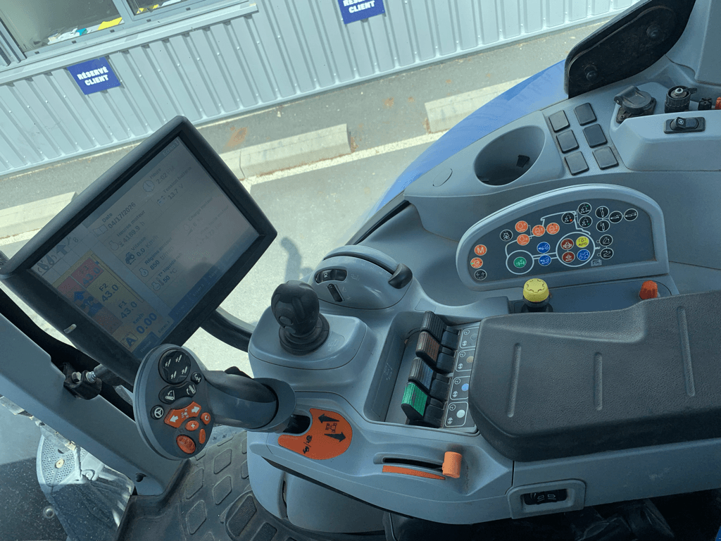 Traktor типа New Holland T7.235 AUTO COMMAND, Gebrauchtmaschine в CINTHEAUX (Фотография 9)