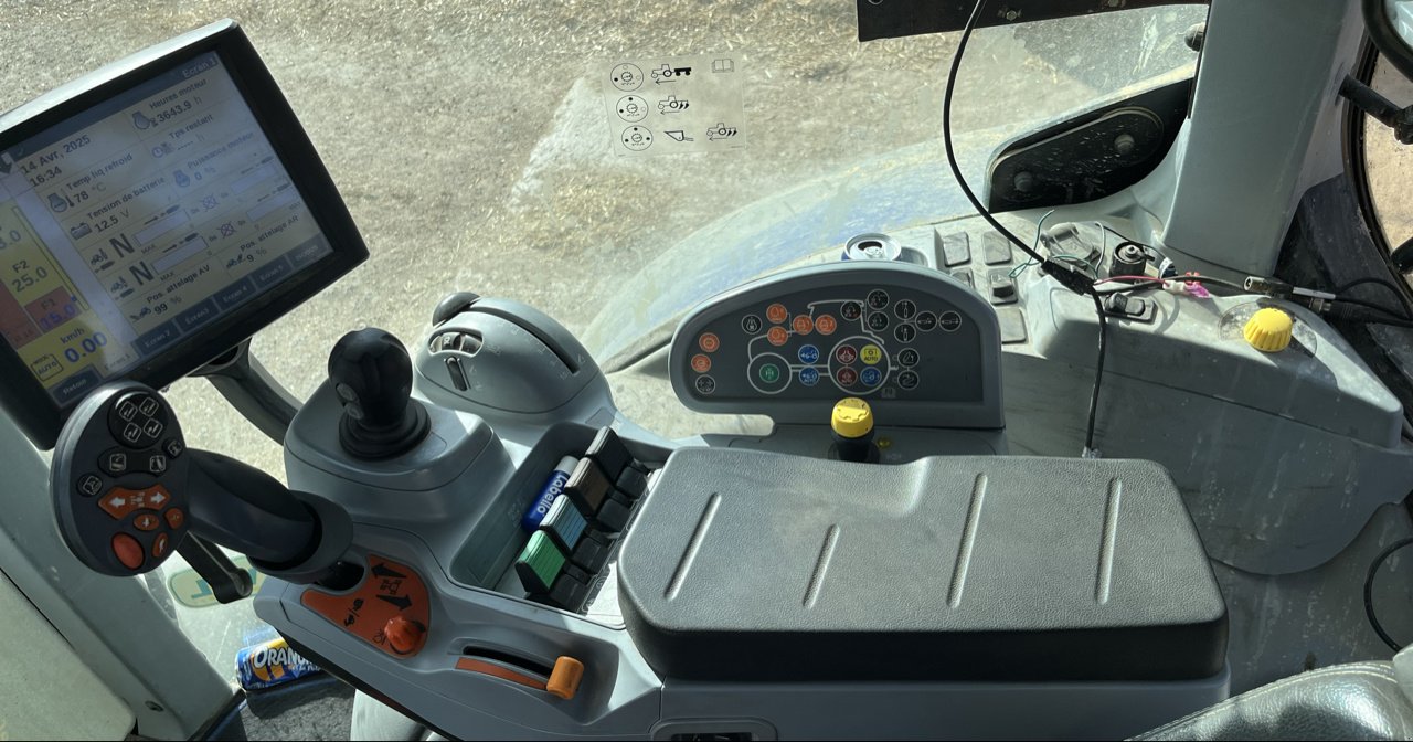 Traktor типа New Holland T7.245 AC  N°15, Gebrauchtmaschine в Roches-sur-Marne (Фотография 10)