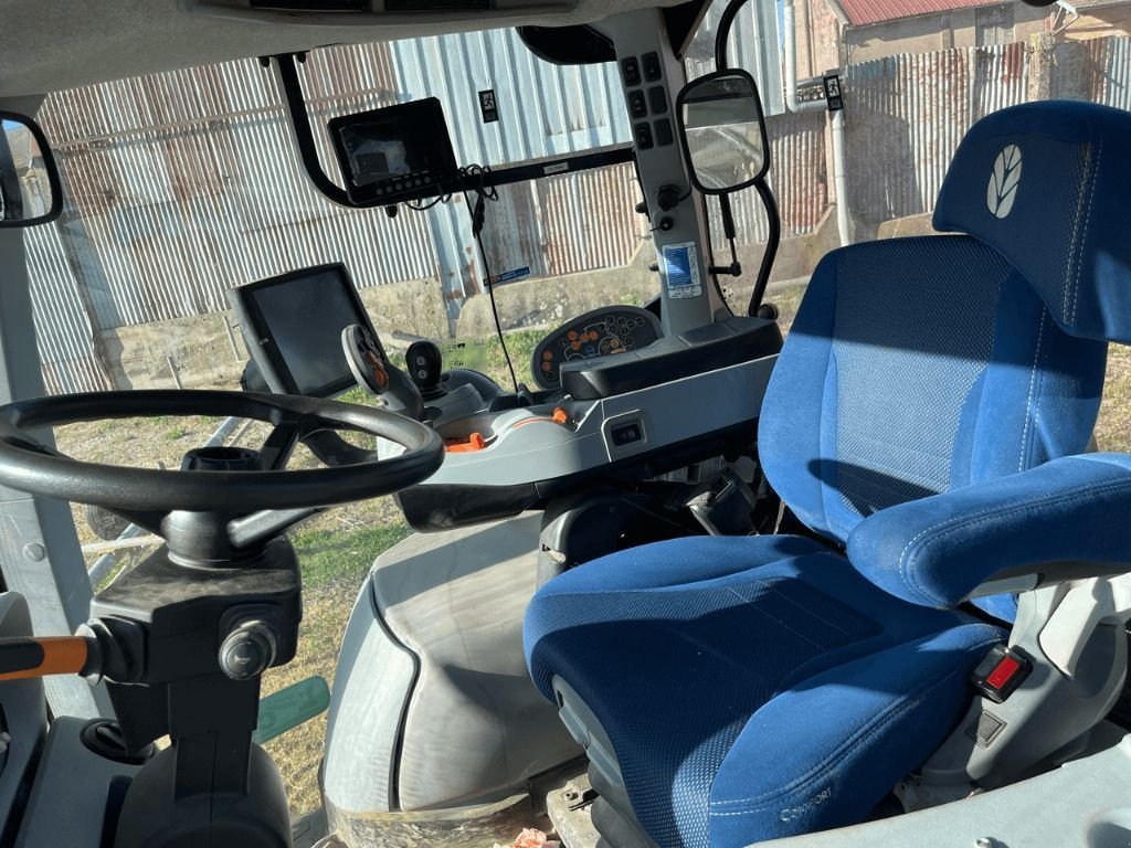 Traktor des Typs New Holland T7.245  AC N°26, Gebrauchtmaschine in Roches-sur-Marne (Bild 5)