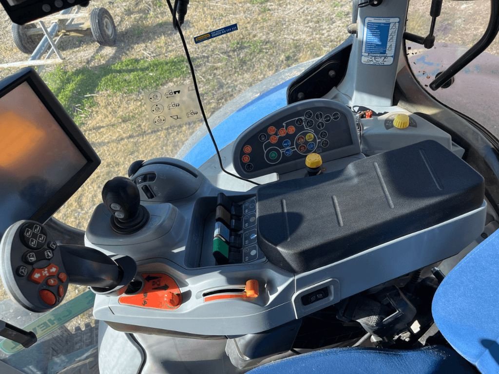 Traktor des Typs New Holland T7.245  AC N°26, Gebrauchtmaschine in Roches-sur-Marne (Bild 7)