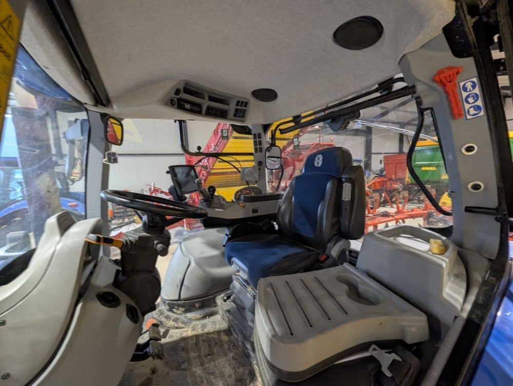Traktor типа New Holland T7.245 PC, Gebrauchtmaschine в FRESNAY LE COMTE (Фотография 6)