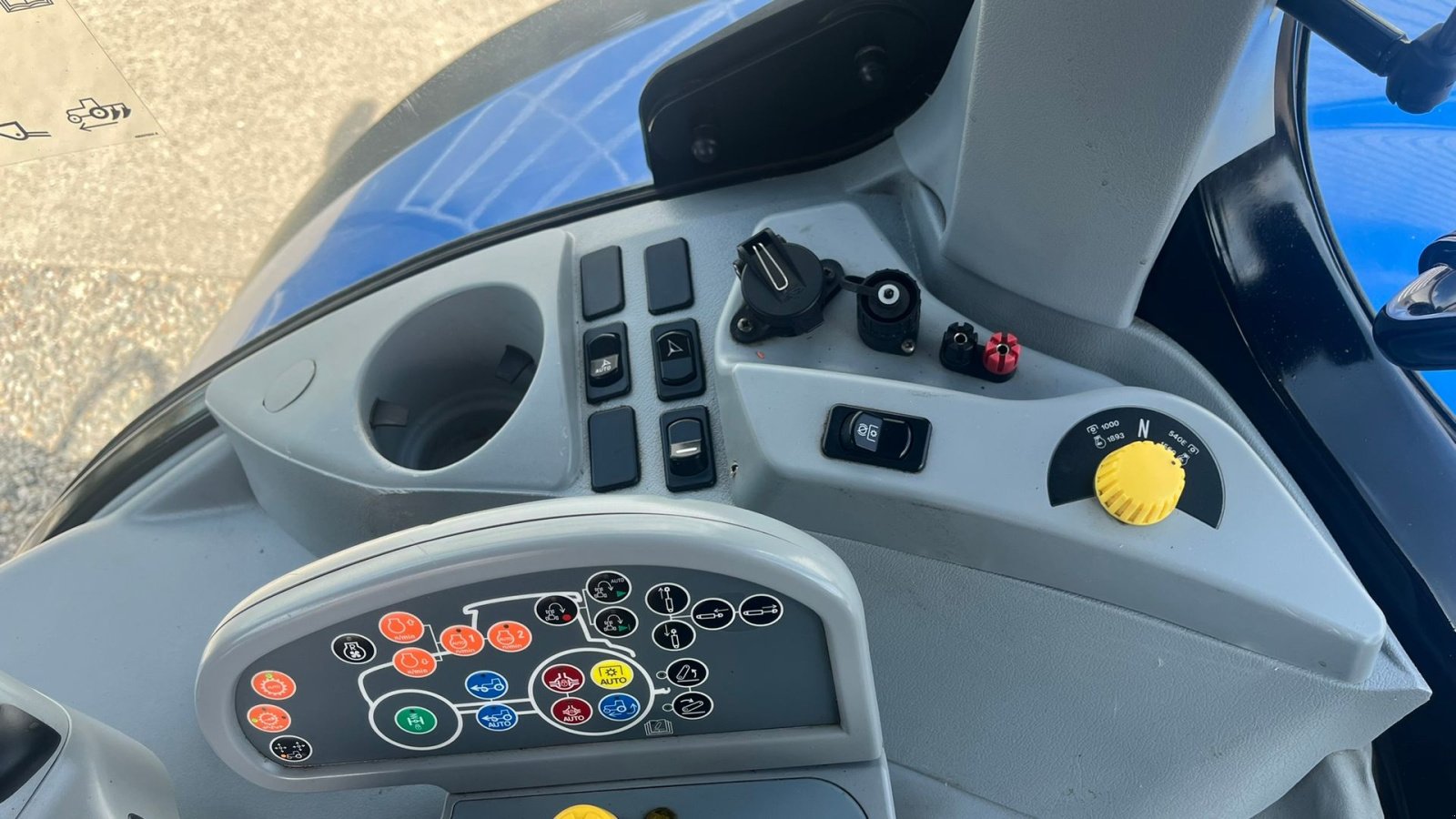 Traktor typu New Holland T7.270 AC med frontlift og frontlæsser. Den kan også købes uden frontlæsser., Gebrauchtmaschine v Lintrup (Obrázek 9)