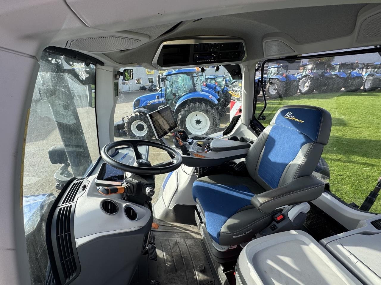 Traktor типа New Holland T7.300 AC NEW GEN, Gebrauchtmaschine в Hadsten (Фотография 7)