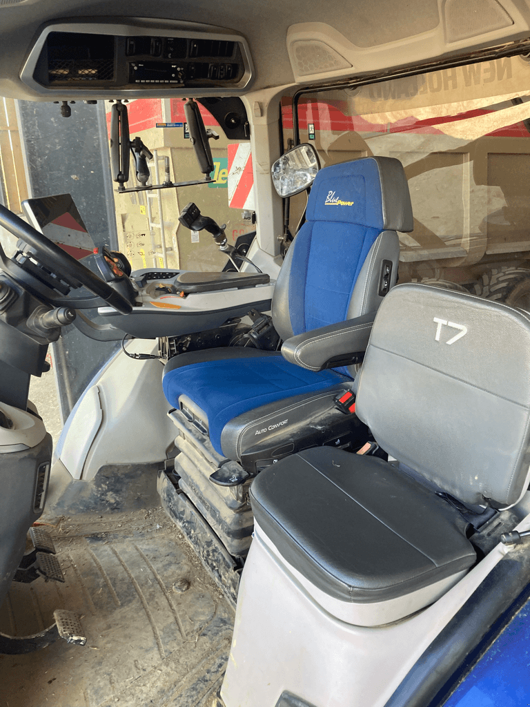 Traktor of the type New Holland T7.315 AC S5, Gebrauchtmaschine in CINTHEAUX (Picture 4)