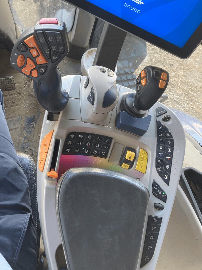 Traktor of the type New Holland T7.315 AC S5, Gebrauchtmaschine in CINTHEAUX (Picture 5)