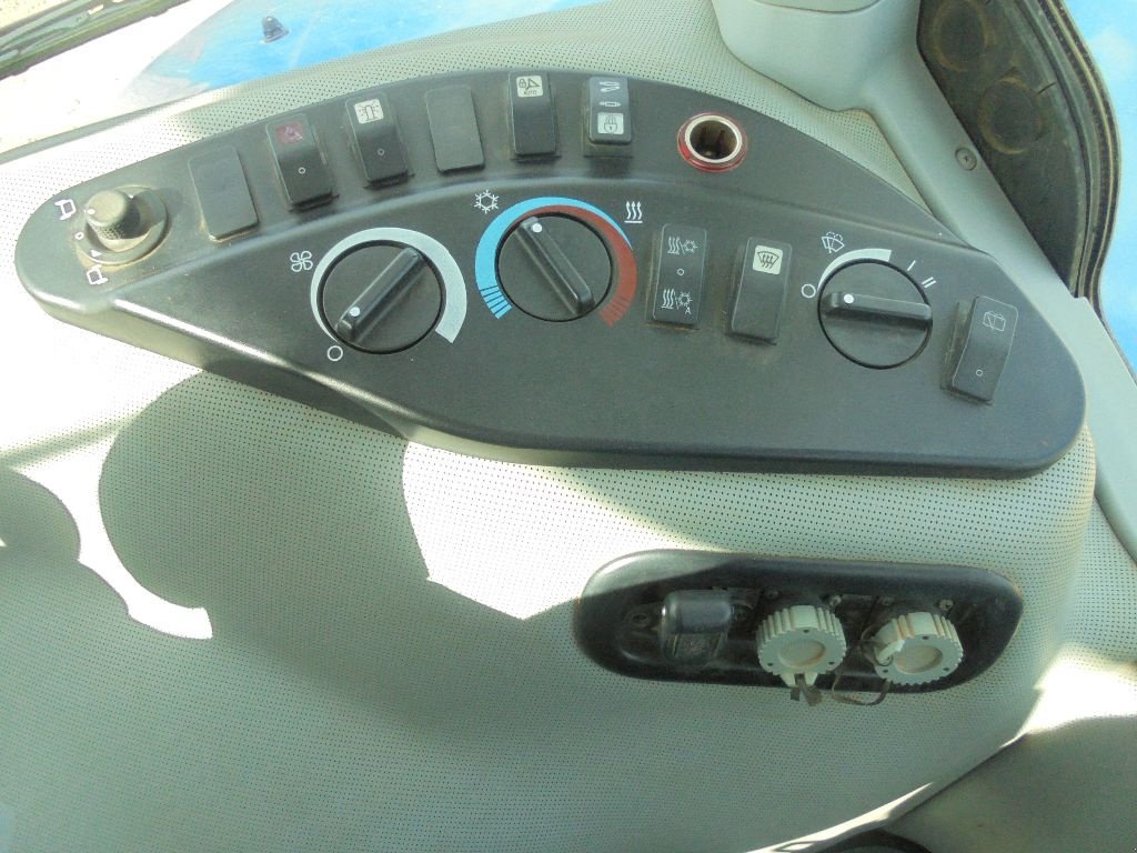 Traktor van het type New Holland T8.330, Gebrauchtmaschine in AUTHON (Foto 10)