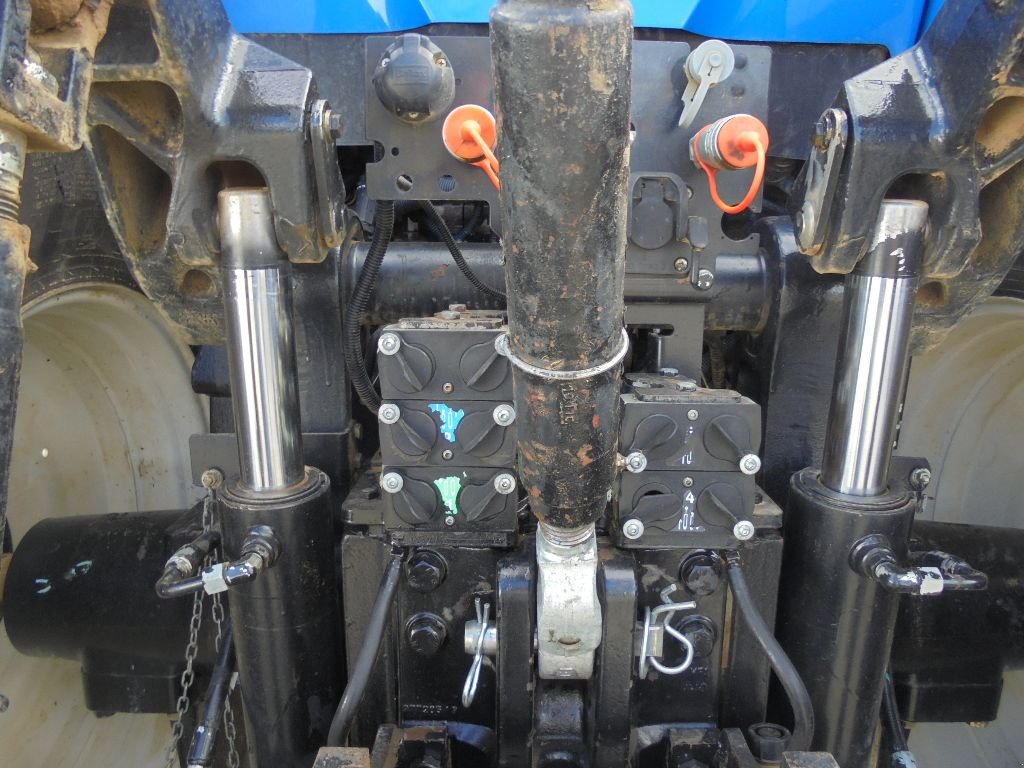 Traktor van het type New Holland T8.330, Gebrauchtmaschine in AUTHON (Foto 8)