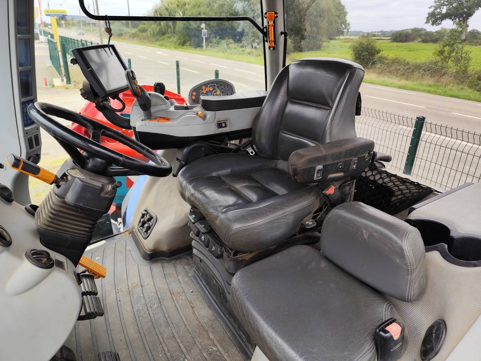 Traktor tipa New Holland T8.330AC, Gebrauchtmaschine u Le Horps (Slika 5)